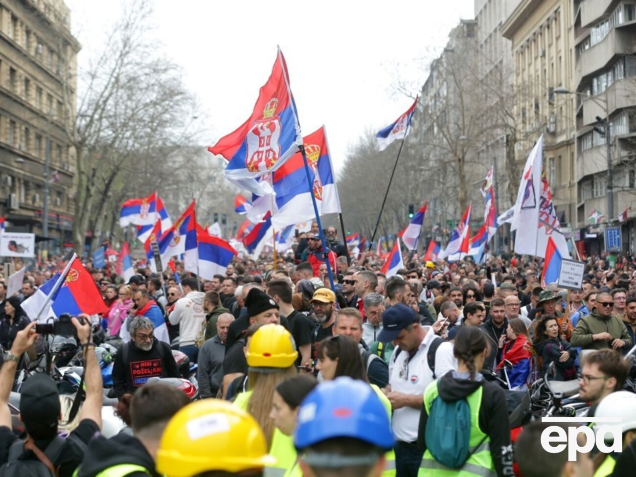 Журналісти пишуть, що поліція оцінила кількість присутніх у Белграді в майже 30 тис. осіб