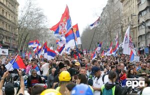 Журналісти пишуть, що поліція оцінила кількість присутніх у Белграді в майже 30 тис. осіб