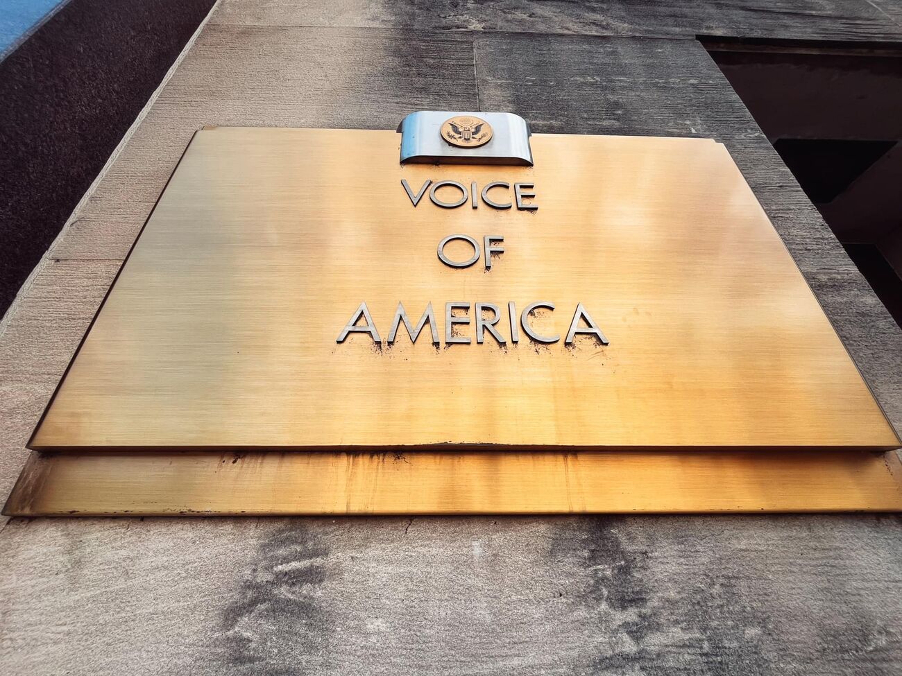 Штатных работников СМИ отправили в оплачиваемый административный отпуск, проинформировали журналисты