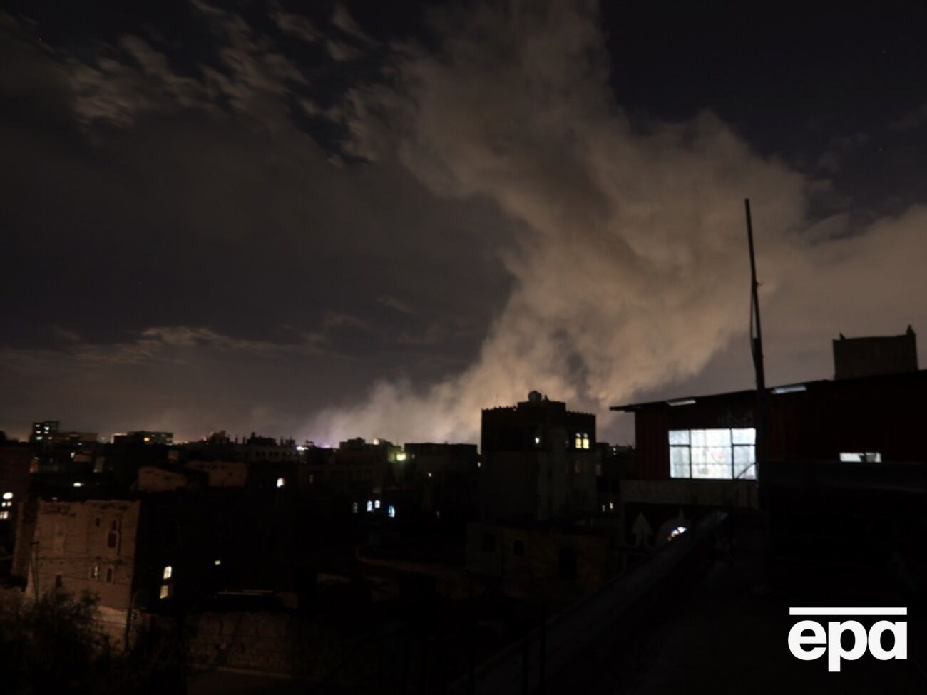 СМИ со ссылкой на министерство здравоохранения хуситов написало, что в результате ударов погибли по меньшей мере девять мирных жителей