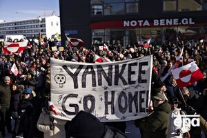 На митинг вышли по меньшей мере 800 человек