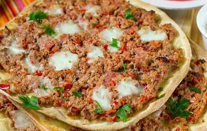 Для лахмаджуна вам понадобится 450 г говяжьего фарша