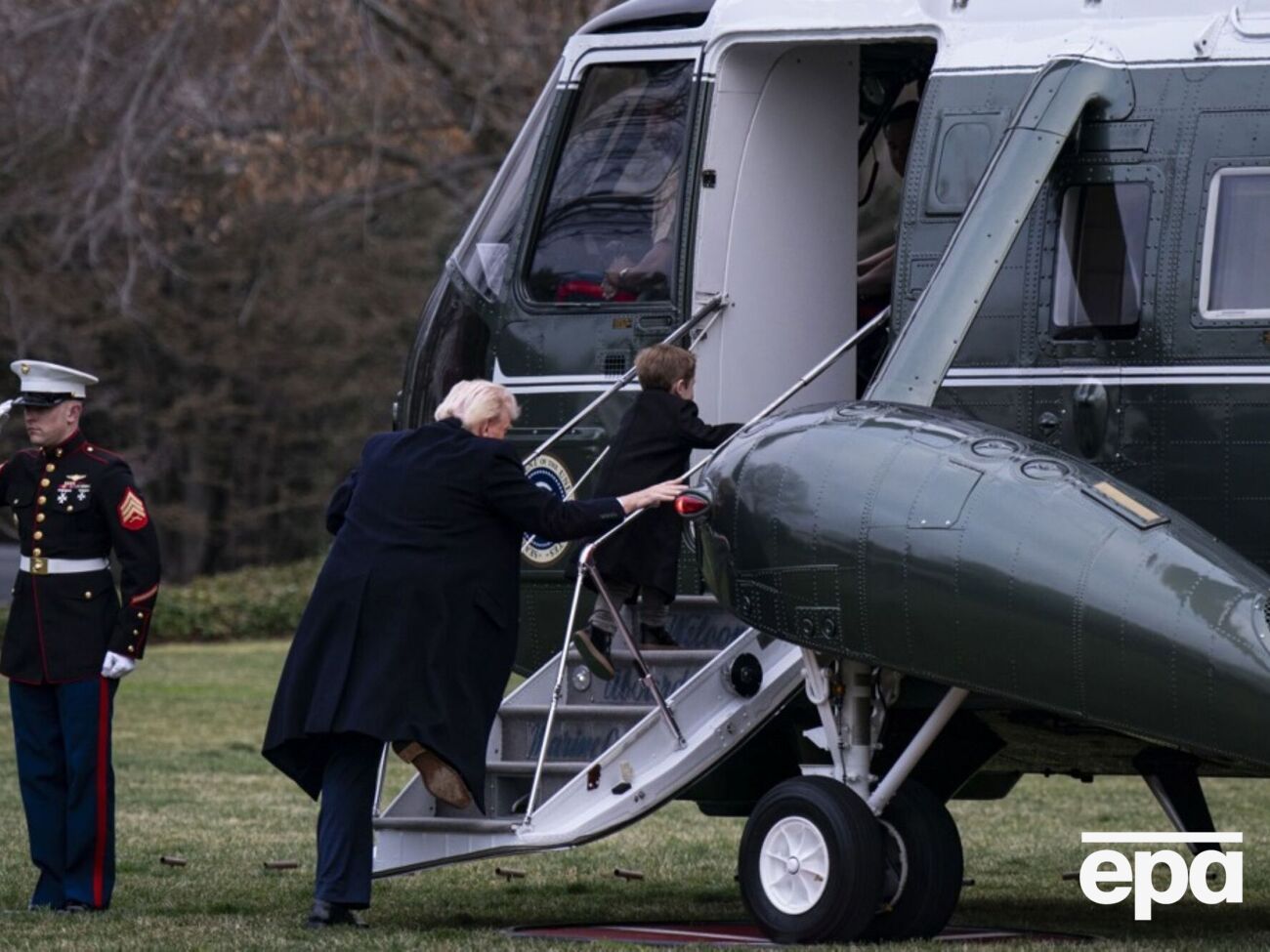 Підіймаючись трапом, Трамп мало не впав