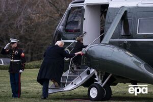 Підіймаючись трапом, Трамп мало не впав
