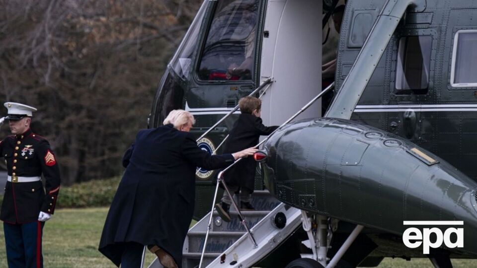 Підіймаючись трапом, Трамп мало не впав