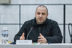ЗСУ провели планову передислокацію на вигідніші рубежі оборони, щоб зберегти певну готовність сил і військ, зазначив Умєров