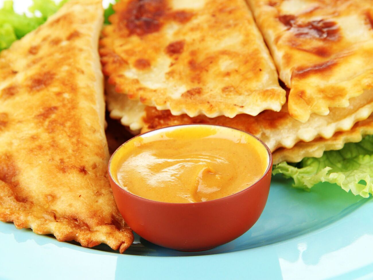 Чебуреки перед жаркой панируют