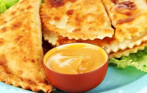 Чебуреки перед жаркой панируют