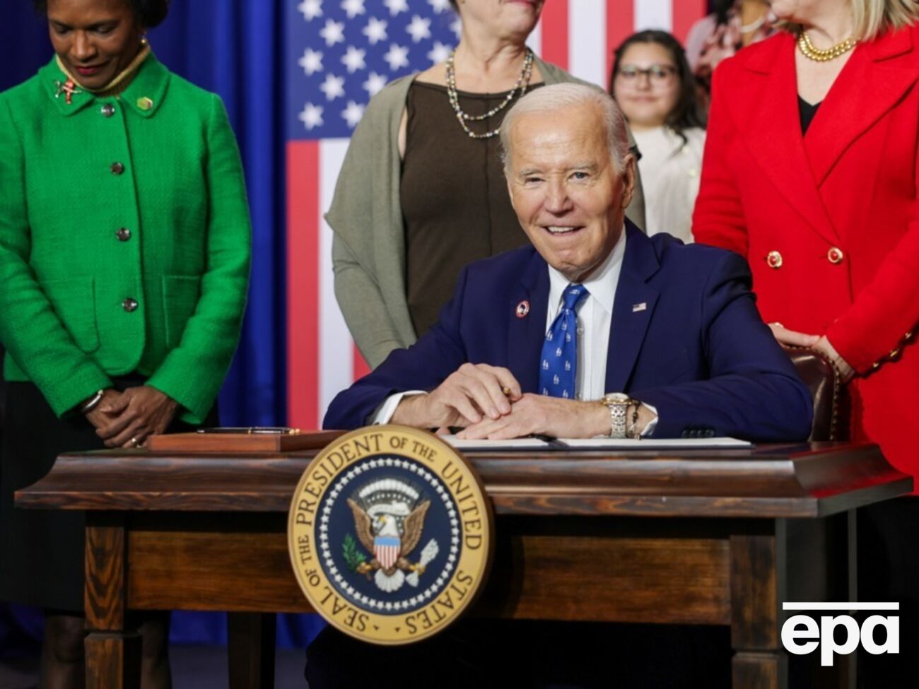 Байден лично не подписывал решений и мог не знать о них, считает Трамп