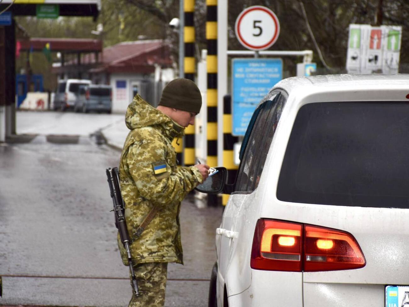 17 березня підозрюваний покинув Україну через польський кордон