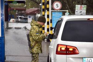 17 березня підозрюваний покинув Україну через польський кордон