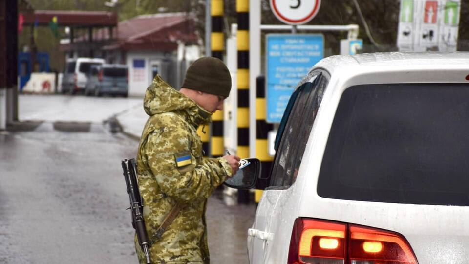 17 березня підозрюваний покинув Україну через польський кордон