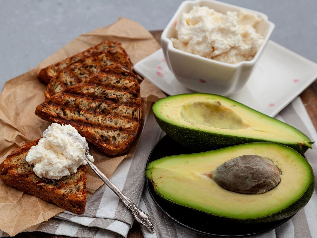 Для одного бутерброда вам понадобится половина авокадо