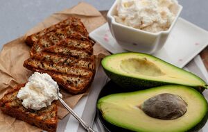 Для одного бутерброда вам понадобится половина авокадо