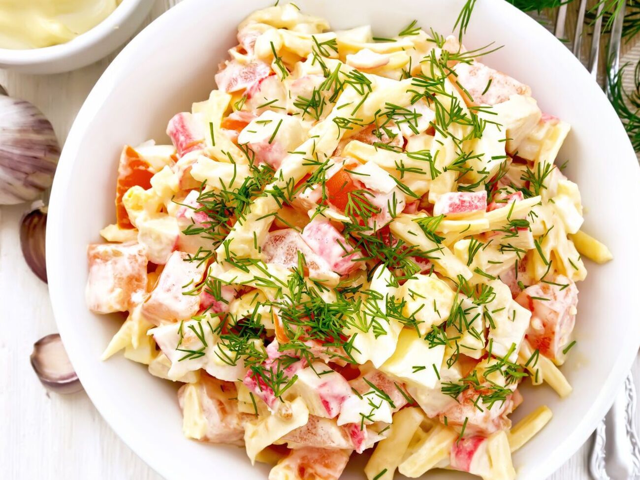 Вместо крабовых палочек добавьте хека