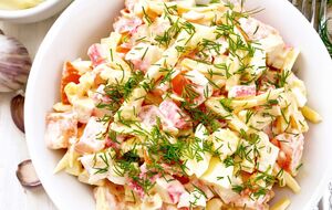 Вместо крабовых палочек добавьте хека