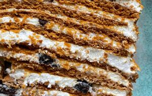 Карамельний медівник добре поєднується із чорносливом