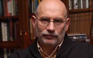 В РФ Акунин объявлен в розыск