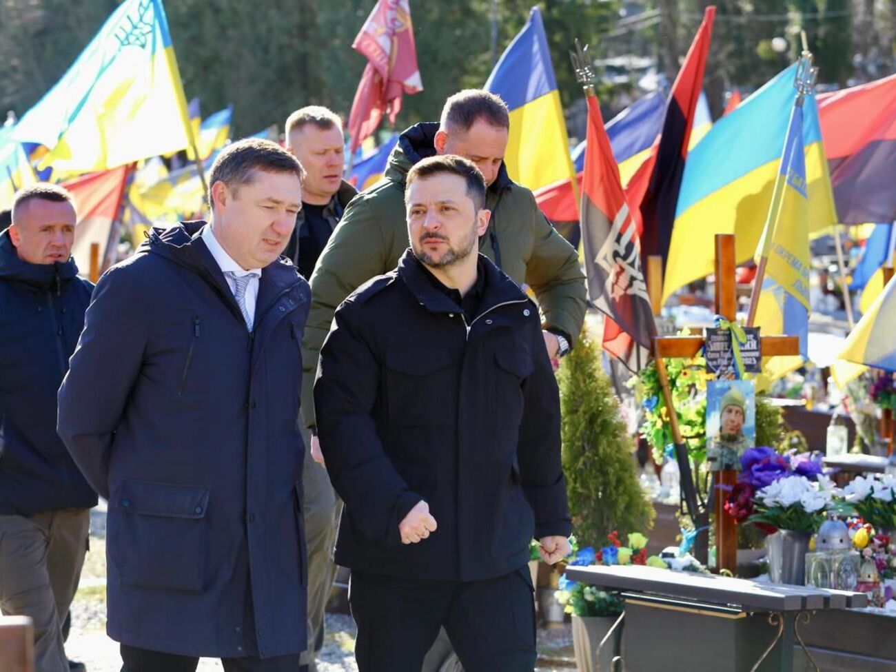 Президент начал визит с посещения могил погибших защитников Украины
