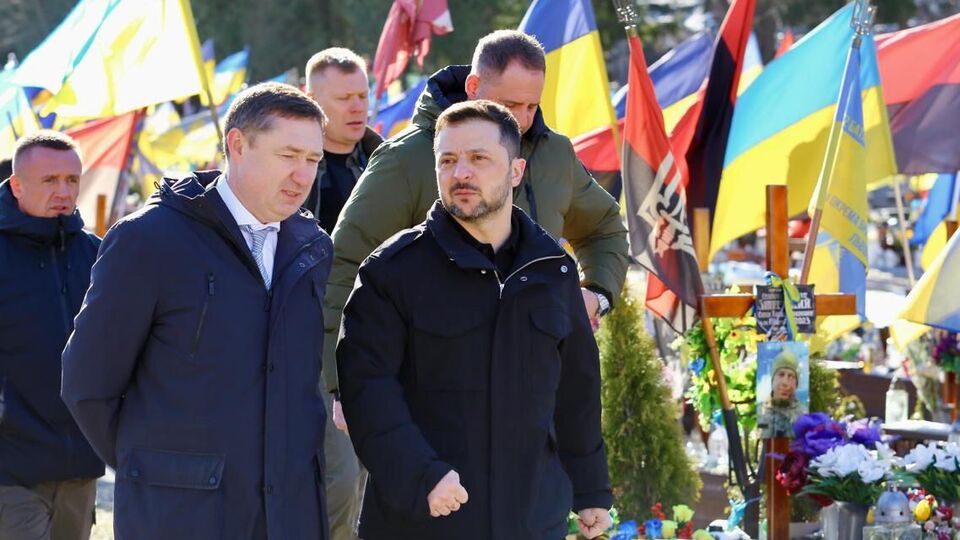 Президент розпочав візит із відвідування могил загиблих військових