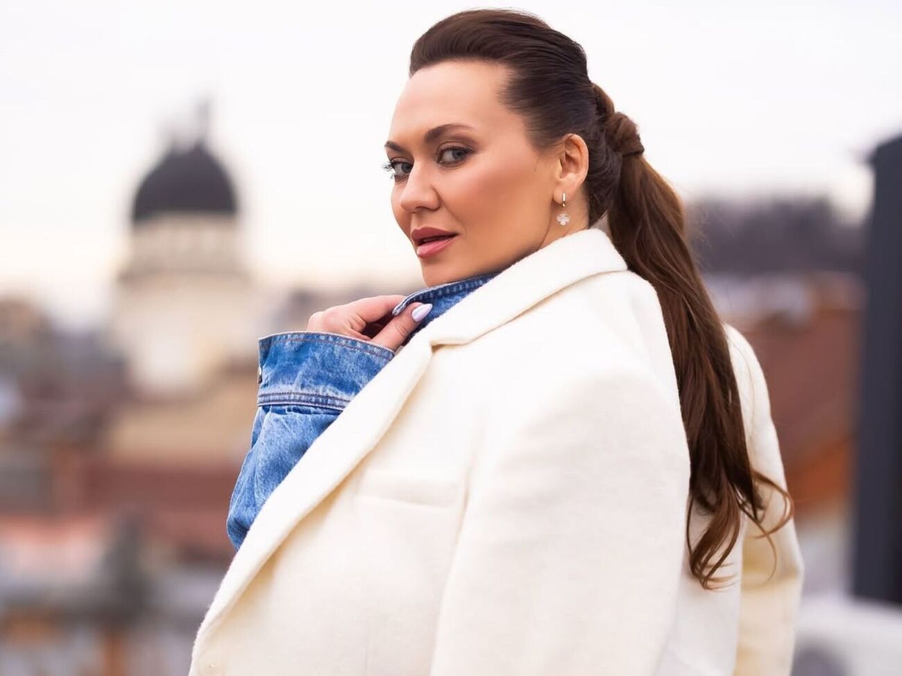 Саливанчук снялась в клипе украинской группы "Давня казка" на песню "Мілфа"