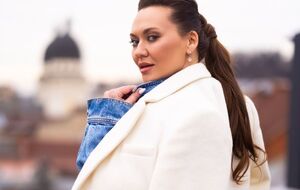 Саливанчук снялась в клипе украинской группы "Давня казка" на песню "Мілфа"