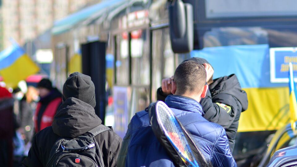 Інша частина – не має визначеної думки, чи планує залишитися за кордоном, чи хоче жити на дві країни, ідеться у звіті