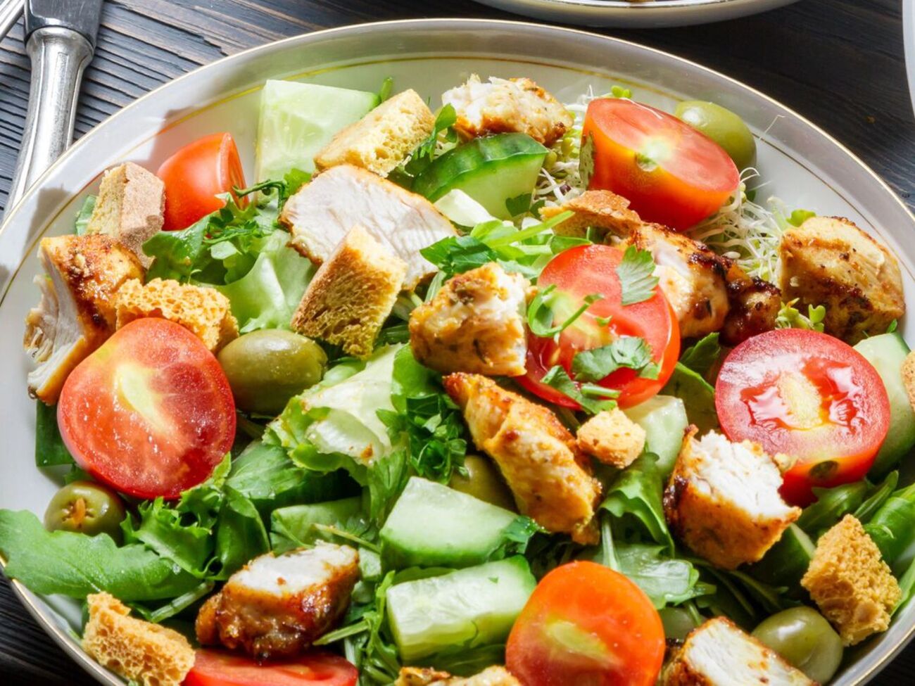 Ингредиенты для заправки нужно взбить в блендере