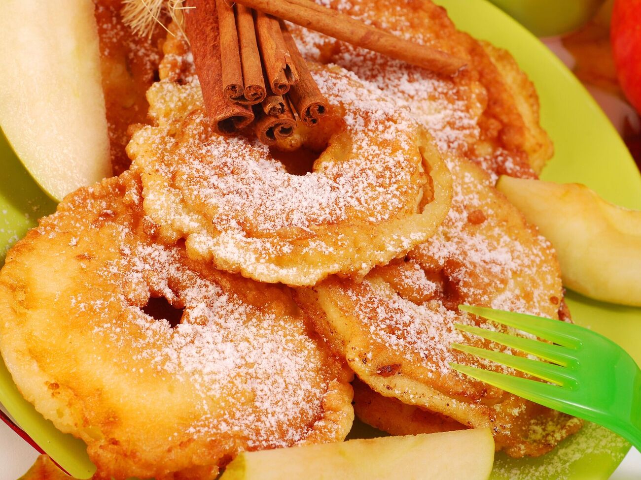 Перед подачей блюдо присыпают сахарной пудрой