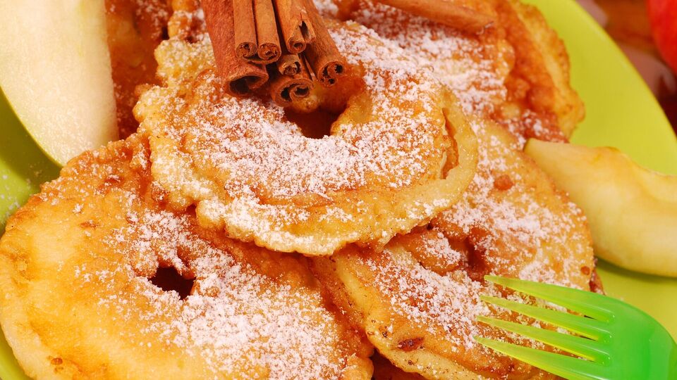 Перед подачей блюдо присыпают сахарной пудрой