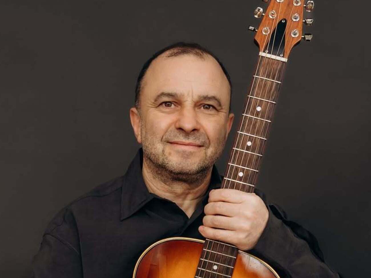 На видео Павлик отбивает ритм под звучание песни