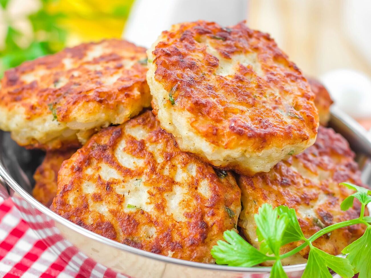 Для котлет вам понадобится 100 г консервированной кукурузы