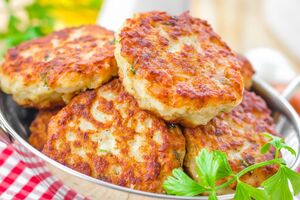 Для котлет вам понадобится 100 г консервированной кукурузы
