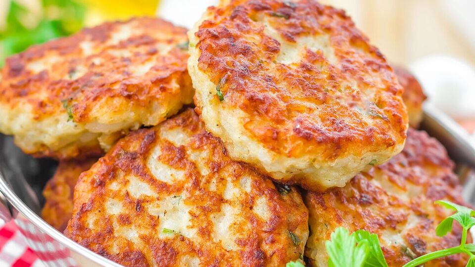 Для котлет вам понадобится 100 г консервированной кукурузы