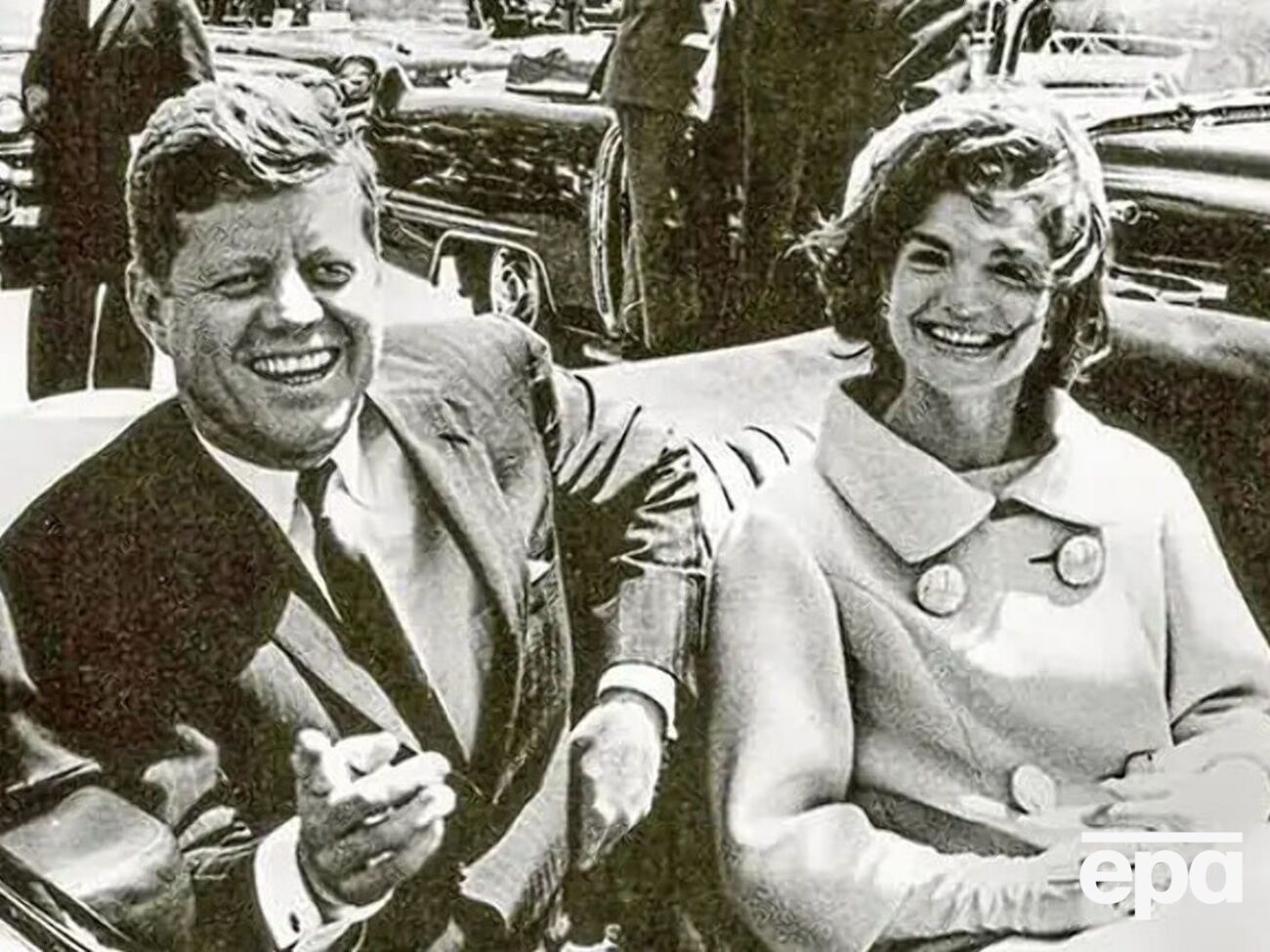 CNN уточняет, что может пройти некоторое время, прежде чем исследователи, изучающие убийство Кеннеди, смогут просмотреть все документы