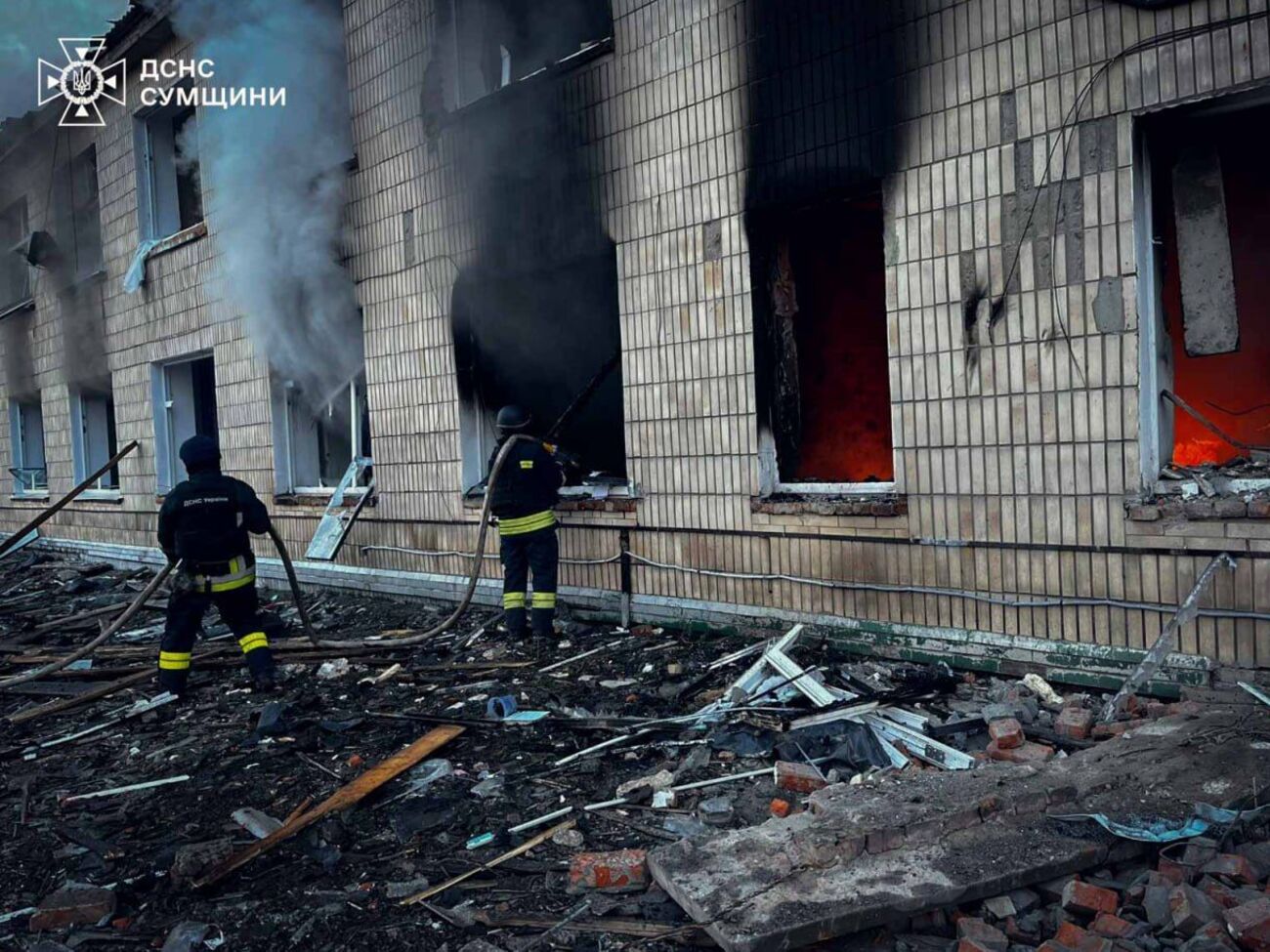 РФ ударила по спасателям, прибывшим на место прилета