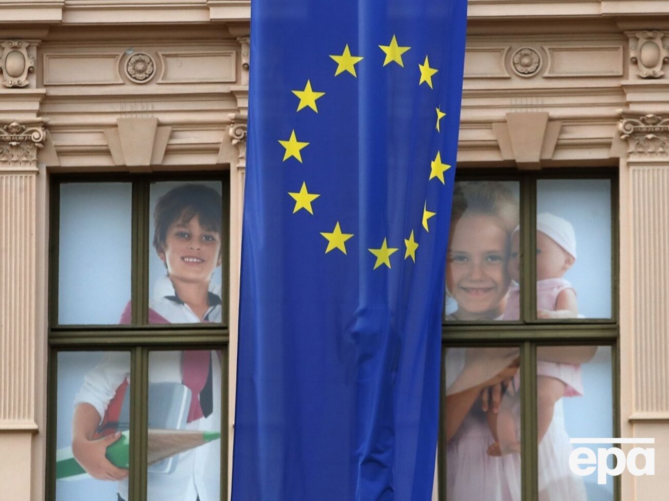 Как отмечают в статье, ЕС ввел значительные санкции против России, поэтому его участие в переговорах необходимо