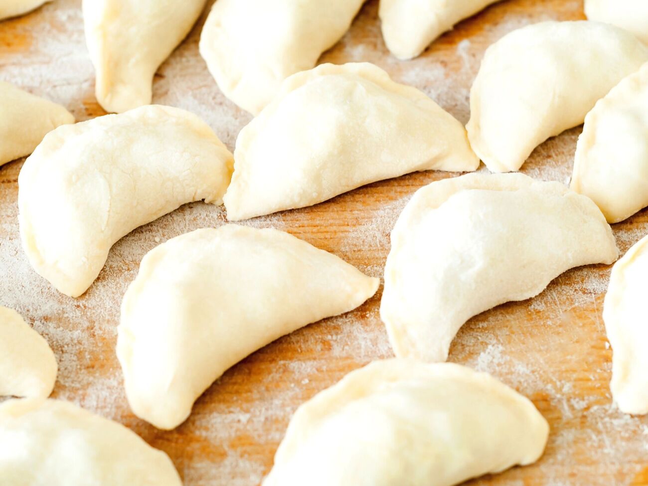 Перед тем как сформировать вареники, оставьте тесто на 30 минут под пищевой пленкой