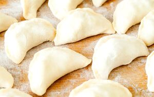 Перед тем как сформировать вареники, оставьте тесто на 30 минут под пищевой пленкой