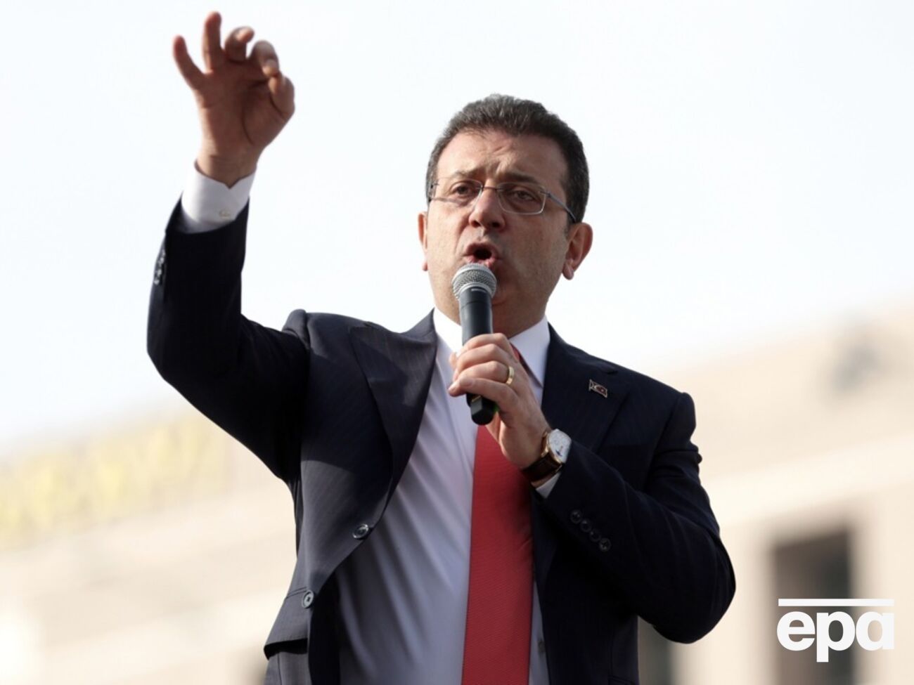 Імамоглу й інших чиновників підозрюють у вимаганні, відмиванні грошей і порушеннях, пов'язаних із тендерами й закупівлями