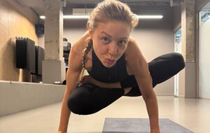 Тина Кароль тренируется не только в зале, но и в купе поезда