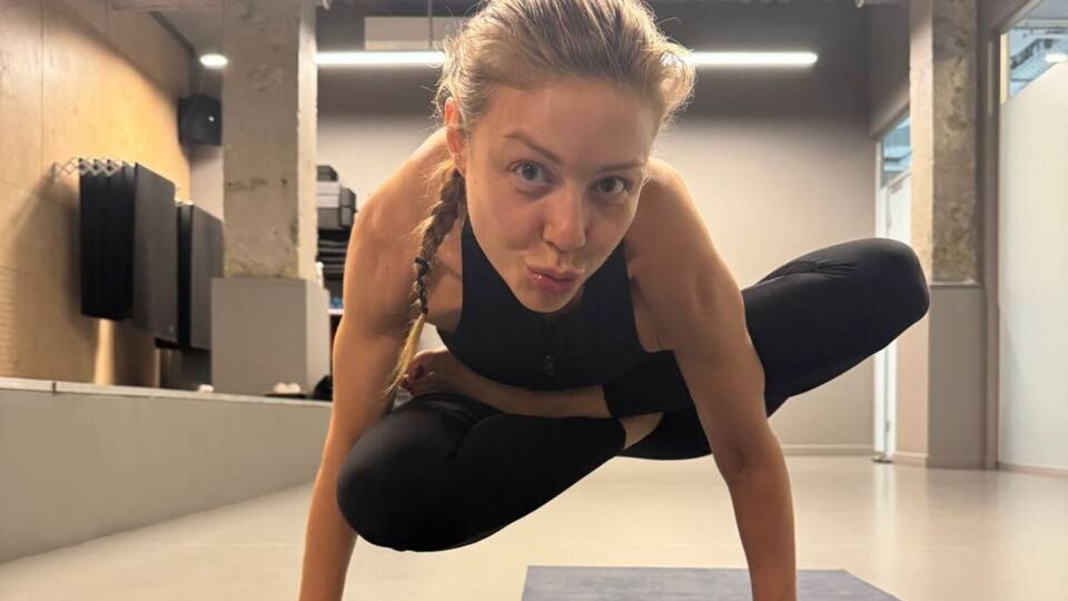 Тина Кароль тренируется не только в зале, но и в купе поезда