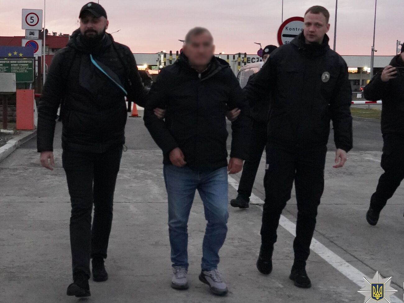 Экстрадированного украинские правоохранители забрали на границе во Львовской области