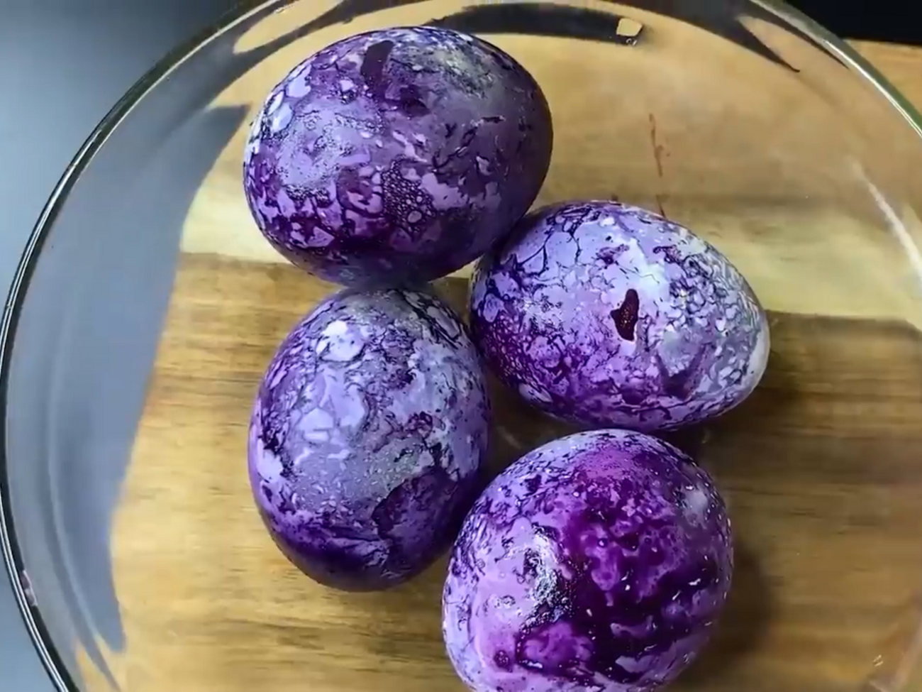 Во время окрашивания яиц в воду необходимо добавить соль