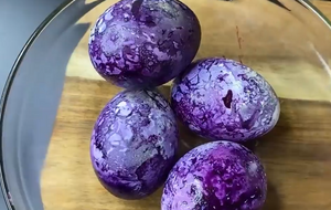 Во время окрашивания яиц в воду необходимо добавить соль