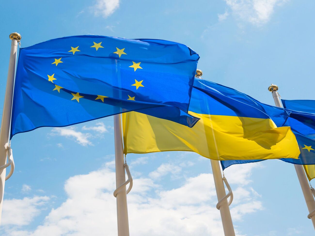 Также в проекте заключения саммита ЕС говорится о готовности стран-членов оказывать дальнейшее санкционное давление на РФ