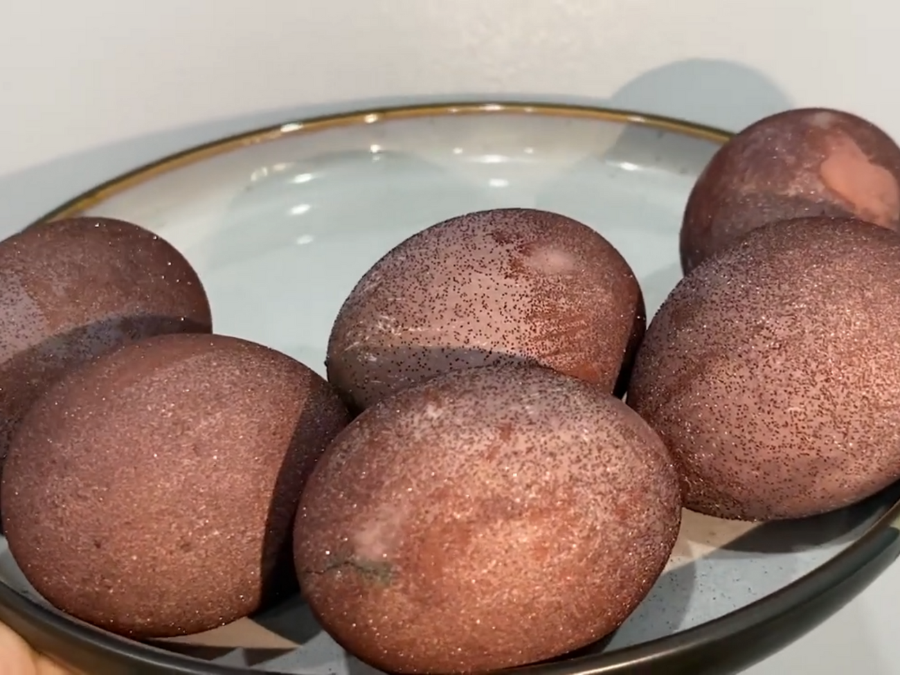 Перед окрашиванием протрите яйца водным раствором уксуса