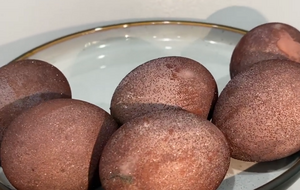 Перед окрашиванием протрите яйца водным раствором уксуса