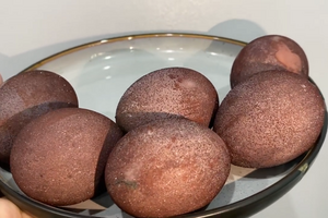 Перед фарбуванням протріть яйця водним розчином оцту