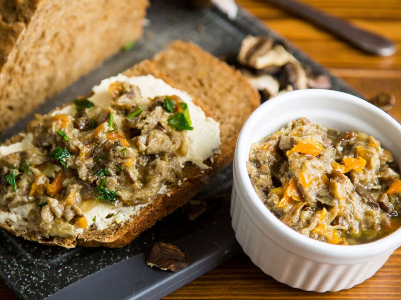 Для намазки вам понадобится 1 кг грибов